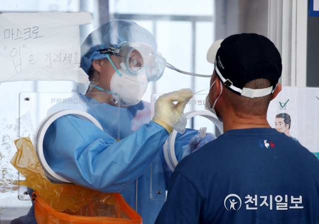 [천지일보=박준성 기자] 국내 신종 코로나바이러스 감염증(코로나19) 신규 확진자가 1930명으로 집계된 14일 오전 서울역 광장에 마련된 임시선별진료소에서 한 시민이 검사를 받고 있다. ⓒ천지일보 2021.8.14