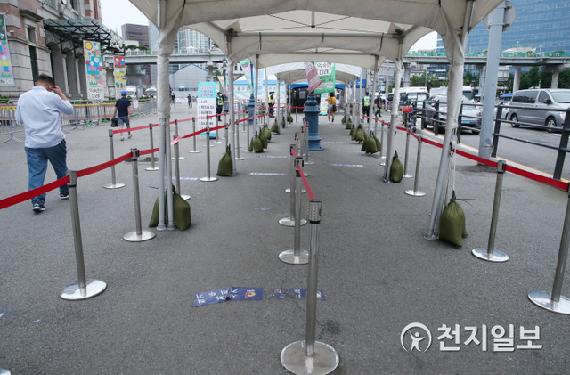 [천지일보=박준성 기자] 국내 신종 코로나바이러스 감염증(코로나19) 신규 확진자가 1930명으로 집계된 14일 오전 서울역 광장에 마련된 임시선별진료소가 한산한 모습이다. 이날 보수단체들이 서울 도심에서 광복절 집회를 예고한 가운데 이동을 통제하는 바리게이트가 설치돼 있다. ⓒ천지일보 2021.8.14