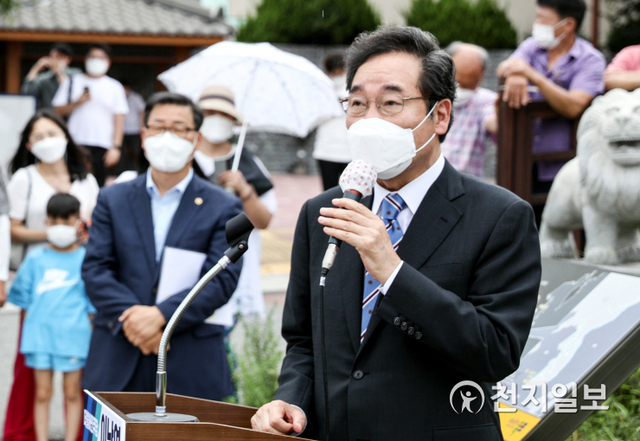 [천지일보=박준성 기자] 더불어민주당 이낙연 대선 경선후보가 13일 오후 전남 목포시 국도 1·2호선 기점 기념비를 방문해 발언을 하고 있다. (제공: 이낙연 캠프) ⓒ천지일보 2021.8.13
