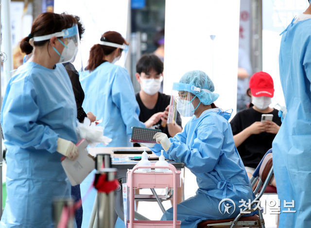 [천지일보=박준성 기자] 신종 코로나바이러스 감염증(코로나19) 신규 확진자가 1987명으로 집계된 12일 서울 도봉구보건소에 마련된 임시 선별진료소에서 의료진들이 코로나 검사를 받으려는 시민들을 안내하고 있다. ⓒ천지일보 2021.8.12