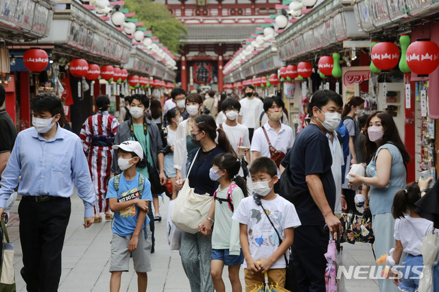 [도쿄=AP/뉴시스] 13일 일본 도쿄 아사쿠사 나카미세 상점가에서 마스크를 착용한 시민들이 활보하고 있다.