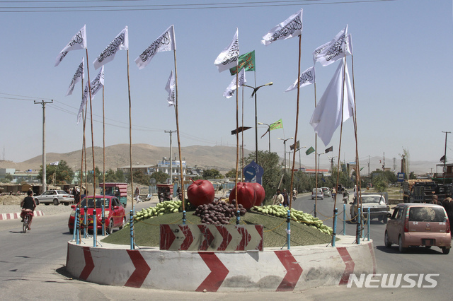 [가즈니=AP/뉴시스] 14일(현지시간) 아프가니스탄 수도 카불 남서부에 위치한 가즈니에 탈레반 기가 걸려 있다.