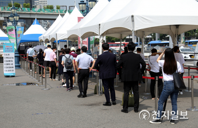 [천지일보=남승우 기자] 신종 코로나바이러스 감염증(코로나19) 신규 확진자가 2223명으로 집계되면서 일일 최다 확진자 수를 기록한 11일 오후 서울역 광장에 마련된 임시 선별검사소에서 시민들이 코로나19 검사를 받기 위해 줄을 서서 기다리고 있다. ⓒ천지일보 2021.8.11