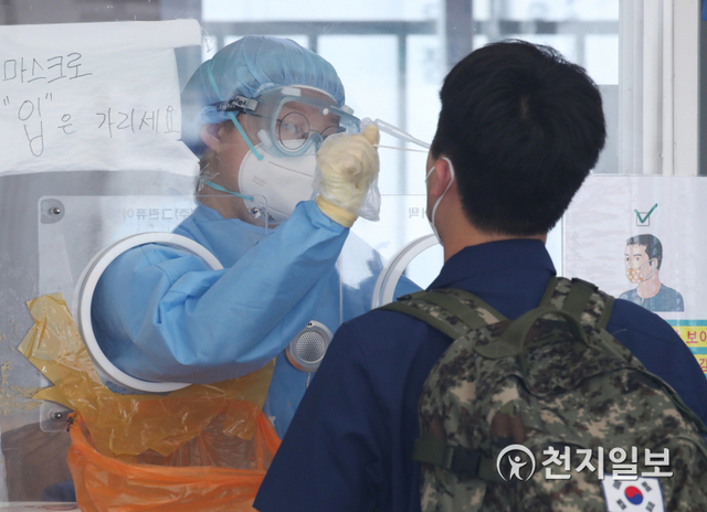 [천지일보=박준성 기자] 국내 신종 코로나바이러스 감염증(코로나19) 신규 확진자가 1930명으로 집계된 14일 오전 서울역 광장에 마련된 임시선별진료소에서 한 시민이 검사를 받고 있다. ⓒ천지일보 2021.8.14