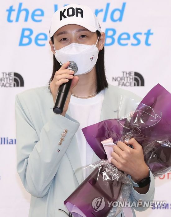 9일 오후 인천국제공항 제2터미널 입국장에서 열린 2020 도쿄올림픽 대한민국 선수단 환영식에서 여자 배구 대표팀 김연경이 취재진 질문에 답하고 있다. (출처: 연합뉴스)