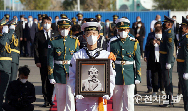 [천지일보=박준성 기자] 홍범도 장군 유해가 15일 한국으로 봉환되기 위해 카자흐스탄 크즐오르다 공항에서 국군의장대에 의해 특별수송기(KC-330)에 모셔지고 있다. 홍 장군의 유해는 전날 크즐오르다에 있는 묘역에서 수습돼 소관에 담아 카자흐스탄 국기로 관포 후 현지 병원에 임시 안치했다가 이날 대관으로 옮겨져 태극기로 관포돼 특별수송기에 모셔졌다. (제공: 청와대) ⓒ천지일보 2021.8.15