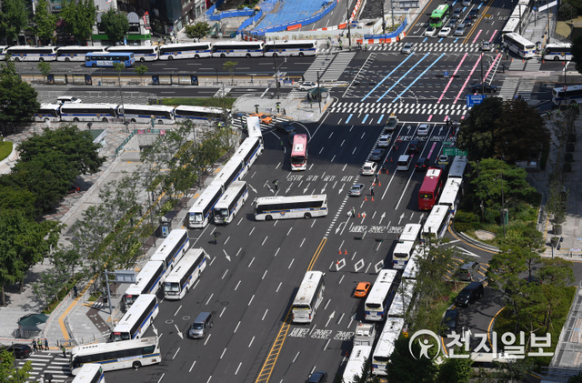 [천지일보=남승우 기자] 광복절인 15일 서울 광화문광장 인근 도로에 불법집회를 막기 위해 차벽이 설치돼 있다. 사랑제일교회 전광훈 목사가 이끄는 국민혁명당은 광복절 연휴 기간 동화면세점·서울시청·서울역 등 도심 일대에서 ‘문재인 탄핵 8.15 1천만 1인 걷기 운동’을 진행한다고 밝혔다. 경찰은 이를 1인 시위를 빙자한 불법집회라고 보고 차단할 방침이다. ⓒ천지일보 2021.8.15