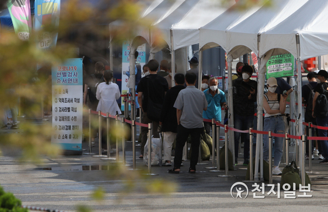 [천지일보=남승우 기자] 광복절 연휴 마지막 날인 16일 오전 서울역 광장 임시 선별검사소에서 시민들이 코로나19 검사를 받고 있다. 방역당국에 따르면 이날 신종 코로나바이러스 감염증(코로나19) 신규 확진자는 1556명으로 집계됐다. 41일째 네 자릿수를 기록했다. ⓒ천지일보 2021.8.16