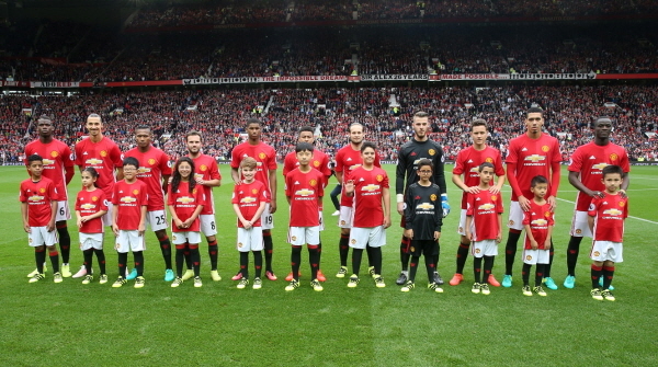 영국 맨체스터 유나이티드 FC(맨유)의 공식 스폰서 쉐보레는 지난 24일 맨유 홈 구장인 올드 트래포드(Old Trafford)에서 열린 맨유와 레스터시티(Leicester City)의 정규 리그 경기에 전 세계에서 선발한 11명의 쉐보레 마스코트를 초청했다. 사진은 쉐보레 마스코트들이 맨유 선수들과 기념 사진을 찍는 모습. (앞 열 왼쪽 세 번째와 여섯 번째) 우정우(11)군, 김호민(13)군. (제공: 한국GM)