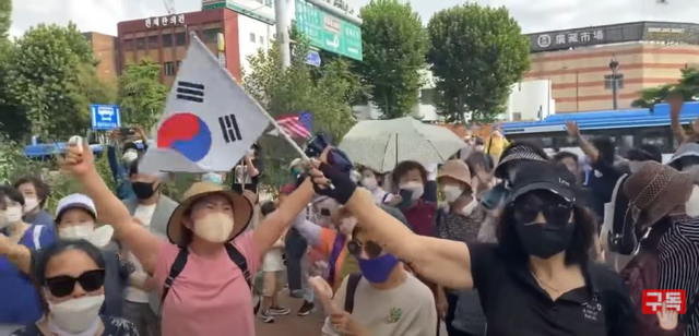 광복절인 15일 서울 광화문 인근에 모인 ‘문재인 탄핵 8.15 1000만 1인 시위 대회’에 참가한 시민들이 태극기를 들고 만세를 외치고 있다. ⓒ천지일보 2021.8.15