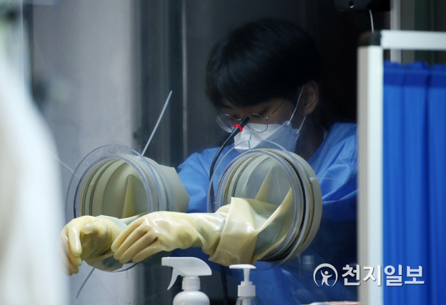 [천지일보=박준성 기자] 국내 신종 코로나바이러스 감염증(코로나19) 신규 확진자가 1556명으로 집계된 16일 오후 서울 영등포구 여의도공원에 설치된 임시선별진료소에서 의료진이 코로나19 검사 검체 채취 업무를 하다가 더위에 지쳐 창에 기대어 쉬고 있다. ⓒ천지일보 2021.8.16