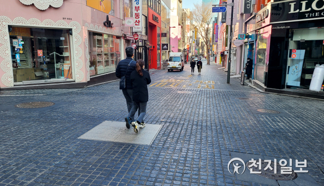 [천지일보=박준성 기자] 정부가 코로나19 방역 장기화에 따른 소상공인·자영업자 등 피해 계층 집중 지원 대책을 담은 4차 재난지원금을 포함한 추가경정예산을 다음 주 발표할 예정이다. 2월의 마지막 토요일인 27일 오후 서울 중구 명동거리가 한산한 모습을 보이고 있다. ⓒ천지일보 2021.2.27