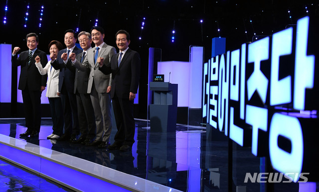 이낙연(왼쪽부터), 추미애, 김두관, 이재명, 박용진, 정세균 더불어민주당 대선 경선 후보가 11일 서울 여의도 KBS에서 열린 본경선 3차 TV 토론회에 앞서 기념촬영하고 있다. (출처: 뉴시스)