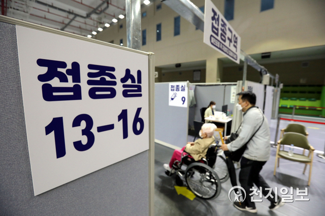 [천지일보=남승우 기자] 60~64세 연령층에 대한 아스트라제네카(AZ) 백신 접종이 시작된 7일 서울 동작구 사당종합체육관에 마련된 신종 코로나바이러스 감염증(코로나19) 예방접종센터에서 어르신이 백신 접종실로 이동하고 있다. ⓒ천지일보 2021.6.7