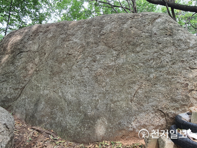 고양시 일산 동구 일산동에 위치한 고봉산성(206.3m) 중턱 바위 군(群)에서 고대의 성혈(星穴)과 각종 그림이 새겨진 선각화가 찾아졌다. ⓒ천지일보 2021.8.17