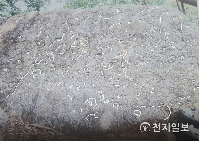 가장 많은 선각화가 보이는 가운데 제1 바위에는 상면에 성혈이 별자리처럼 가득 채워졌으며 중간에도 다수 확인되고 있다. 선각 가운데는 네모진 형태, 기하학적 무늬, 동물이나 물고기, 사람이 앉아 기도하는 형태도 나타나고 있다. 사진은 성혈로 보이는 부분을 흰 선을 처리한 것이다. ⓒ천지일보 2021.8.17