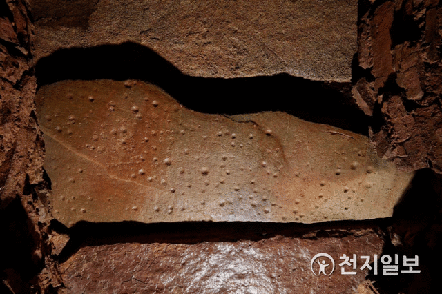 함안 고분에서 발견된 성혈 (제공: 이재준 한국역사문화연구회 고문) ⓒ천지일보 2021.8.17