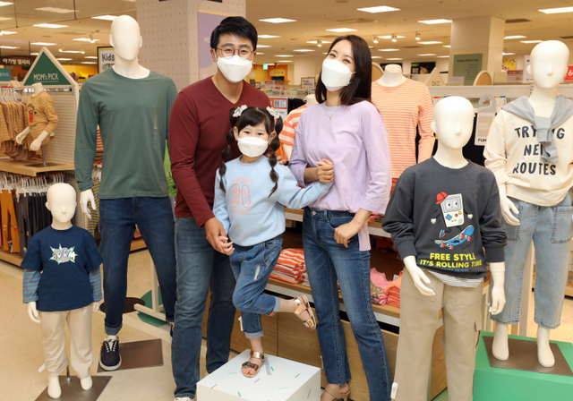 17일 오전 이마트 성수점 데이즈 매장에서 모델들이 미리 준비하는 ‘가을 의류 할인전’ 행사를 소개하고 있다. (제공: 이마트)