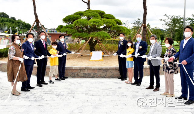 [천지일보 진주=최혜인 기자] 17일 경남 진주시 충무공동 물초울공원 유휴부지에 조성된 어린이 놀이시설에서 조규일 시장, 김현준 LH 사장, 이상영 시의회 의장, 아동권리 모니터링단 학생대표들이 참석한 가운데 준공기념 식수행사가 열리고 있다.이날 조규일 시장은 “물초울공원이 아이들이 안전하게 마음껏 뛰어놀 수 있는 공간으로 탈바꿈하게 됐다”며 “온 가족이 함께 찾는 진주 대표공원으로 자리매김하도록 지속 개선해나가겠다”고 말했다.놀이시설에는 지난해 지역민 대상 설문조사로 선정된 숲속놀이, 네트놀이, 자가발전시소, 어린이 짚라인, 그네, 물놀이터에는 진주성과 남강 돛단배를 모티브로 한 물놀이시설 등 다양한 시설이 설치됐다. (사진 제공: 진주시) ⓒ천지일보 2021.8.17