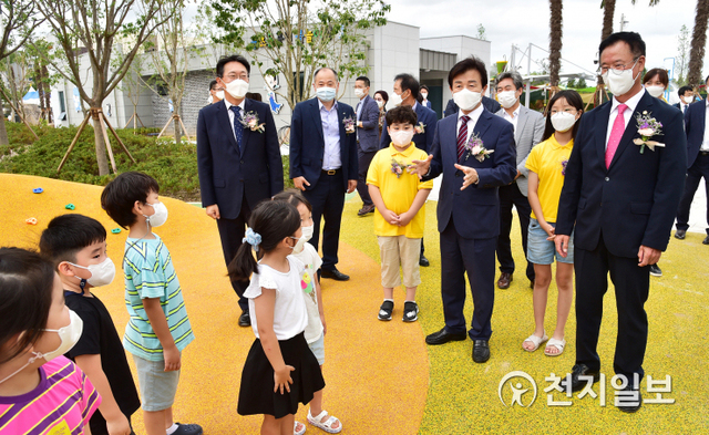 [천지일보 진주=최혜인 기자] 17일 경남 진주시 충무공동 물초울공원 유휴부지에 조성된 어린이 놀이시설에서 조규일 시장, 김현준 LH 사장, 이상영 시의회 의장, 아동권리 모니터링단 학생대표들이 참석한 가운데 준공기념 식수행사가 열리고 있다.이날 조규일 시장은 “물초울공원이 아이들이 안전하게 마음껏 뛰어놀 수 있는 공간으로 탈바꿈하게 됐다”며 “온 가족이 함께 찾는 진주 대표공원으로 자리매김하도록 지속 개선해나가겠다”고 말했다.놀이시설에는 지난해 지역민 대상 설문조사로 선정된 숲속놀이, 네트놀이, 자가발전시소, 어린이 짚라인, 그네, 물놀이터에는 진주성과 남강 돛단배를 모티브로 한 물놀이시설 등 다양한 시설이 설치됐다. (사진 제공: 진주시) ⓒ천지일보 2021.8.17