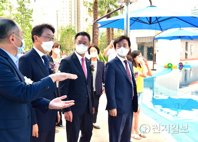 [천지일보 진주=최혜인 기자] 17일 경남 진주시 충무공동 물초울공원 유휴부지에 조성된 어린이 놀이시설에서 조규일 시장, 김현준 LH 사장, 이상영 시의회 의장, 아동권리 모니터링단 학생대표들이 참석한 가운데 준공기념 식수행사가 열리고 있다.이날 조규일 시장은 “물초울공원이 아이들이 안전하게 마음껏 뛰어놀 수 있는 공간으로 탈바꿈하게 됐다”며 “온 가족이 함께 찾는 진주 대표공원으로 자리매김하도록 지속 개선해나가겠다”고 말했다.놀이시설에는 지난해 지역민 대상 설문조사로 선정된 숲속놀이, 네트놀이, 자가발전시소, 어린이 짚라인, 그네, 물놀이터에는 진주성과 남강 돛단배를 모티브로 한 물놀이시설 등 다양한 시설이 설치됐다. (사진 제공: 진주시) ⓒ천지일보 2021.8.17