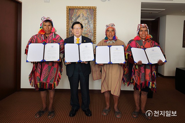 2014년 4월 5일 이 대표와 잉카민족 지도자들이 대담 후 평화협약서에 서명한 후 기념사진을 촬영하고 있다. (제공: HWPL) ⓒ천지일보 2021.8.18