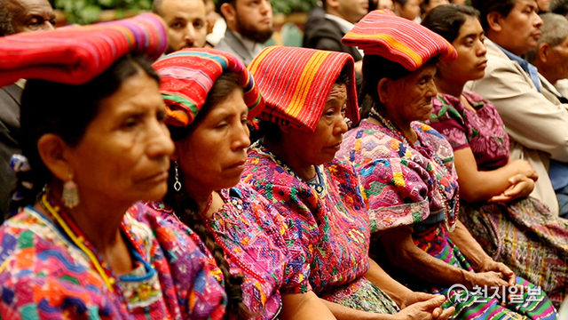 2014년 4월 8일 과테말라 마야부족 주민들이 전통의상을 입고 헌화식에 참석해 이 대표의 평화 메시지를 경청하고 있다. (제공: HWPL) ⓒ천지일보 2021.8.18