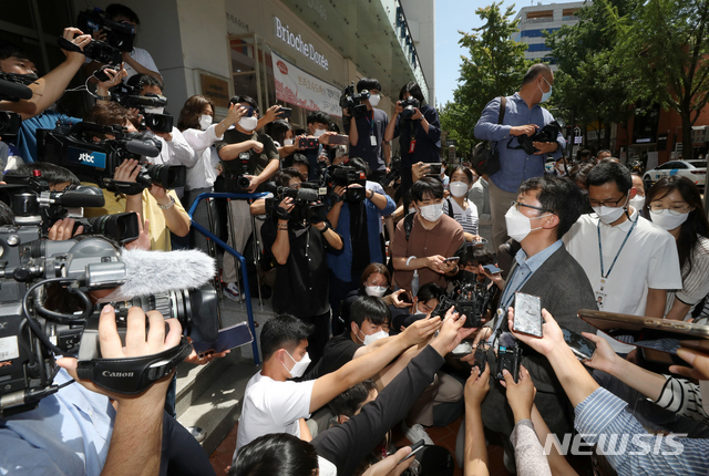 조광현 종로경찰서 수사과장(가운데)이 18일 오후 서울 중구 민주노총 앞에서 방역수칙을 위반하고 서울 도심에서 대규모 집회를 주도했다는 혐의를 받는 양경수 민주노총 위원장의 구속영장 집행을 하러 와 취재진에 입장을 밝히고 있다. (출처: 뉴시스)