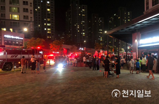 [천지일보 천안=박주환 기자] 지난 11일 천안시 불당동 아파트 지하주차장에서 발생한 화재로 주민들이 대피해 있다. (독자제공) ⓒ천지일보 2021.8.18