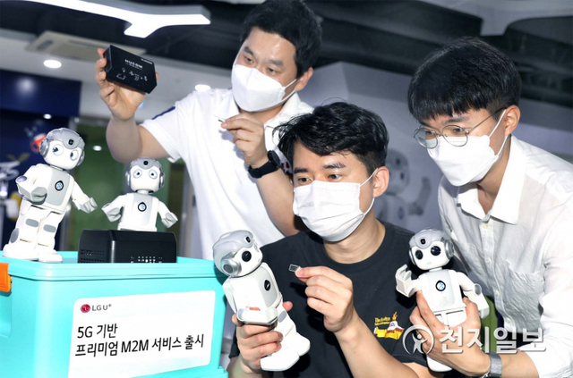 LG유플러스 임직원이 로봇을 이용한 프리미엄M2M 서비스를 시연하고 있다. (제공: LG유플러스) ⓒ천지일보 2021.8.18