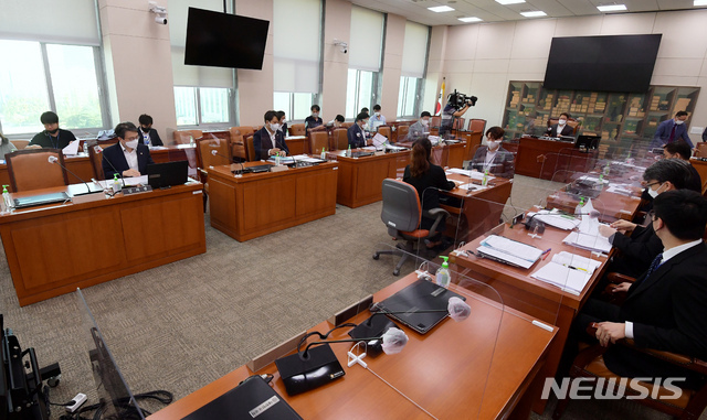 이달곤 안건조정위원회 위원장이 18일 오후 서울 여의도 국회에서 열린 언론중재 및 피해구제 등에 관한 법률 일부개정법률안(언론중재법) 심의를 위한 문화체육관광위원회 안건조정위원회를 주재하고 있다. (출처: 뉴시스)