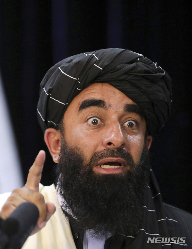자비훌라 무자히드 탈레반 대변인이 17일(현지시간) 아프가니스탄 수도 카불에서 기자회견을 하고 있다. 무자히드 대변인은 탈레반은 내부나 외부의 적을 원치 않으며 아프간에 포괄적 정부를 구성해 안전 보장을 약속한다고 밝혔다. (출처: 뉴시스)