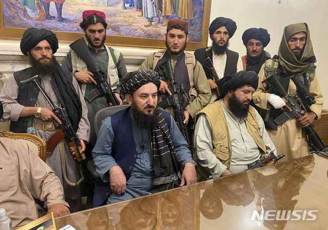 [ 카불( 아프가니스탄)= AP/뉴시스] 탈레반 부대의 전투원들이 15일(현지시간) 아프간의 수도 카불에 있는 대통령궁을 점령하고 내부까지 진입한 채 관내 전체를 장악했다.