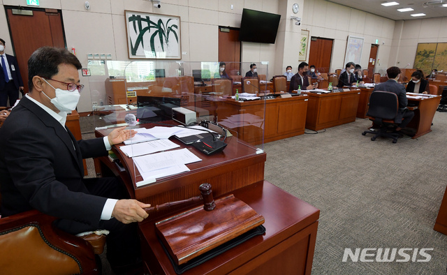 이달곤 안건조정위원회 위원장이 18일 오후 서울 여의도 국회에서 열린 언론중재 및 피해구제 등에 관한 법률 일부개정법률안(언론중재법) 심의를 위한 문화체육관광위원회 안건조정위원회를 주재, 의사봉을 두드리고 있다. (출처: 뉴시스)