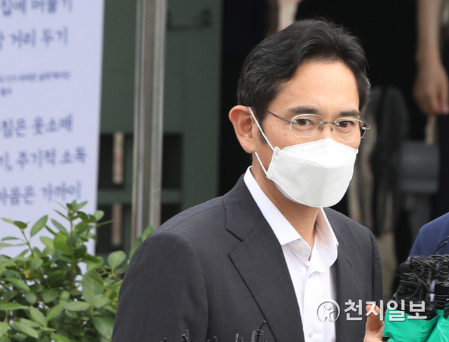 [천지일보=남승우 기자] ‘국정농단’ 사건 실형이 확정돼 복역 중이던 이재용 삼성전자 부회장이 13일 오전 서울구치소에서 나오고 있다. 이 부회장은 지난 1월 18일 국정농단 사건 파기환송심에서 징역 2년 6개월의 실형을 선고받아 재구속된 지 207일만에 광복절 가석방 허가자로 인정받아 출소했다. ⓒ천지일보 2021.8.13