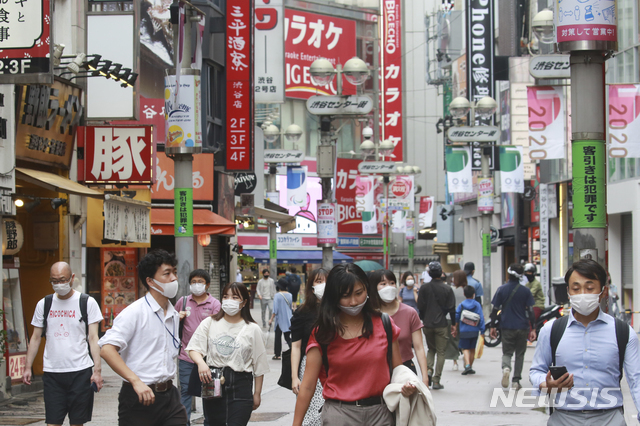 [도쿄(일본)=AP/뉴시스]지난 17일 일본 도쿄의 한 거리를 코로나19 감염 예방을 위해 마스크를 쓴 시민들이 지나가고 있다. 2021.08.19.