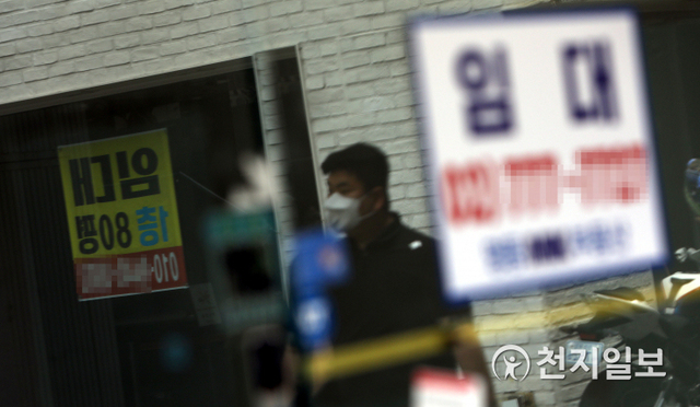 [천지일보=남승우 기자] 신종 코로나바이러스 감염증(코로나19)로 피해를 본 소상공인을 대상으로 5차 재난지원금인 ‘희망회복자금’ 신청이 시작된 17일 오후 서울 중구 명동의 가게들에 임대문의 안내문이 붙어 있다. ⓒ천지일보 2021.8.17