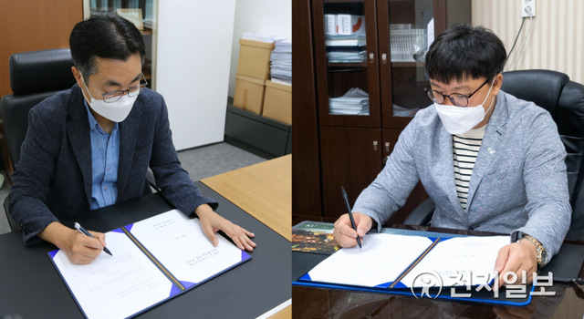 19일 열린 비대면 계약식에서 장상규 LG헬로비전 컨슈머사업그룹 상무(왼쪽)와 노정현 CCS충북방송 대외사업본부장이 방송 서비스 제공을 위한 계약서에 사인하고 있다. (제공: LG헬로비전) ⓒ천지일보 2021.8.19