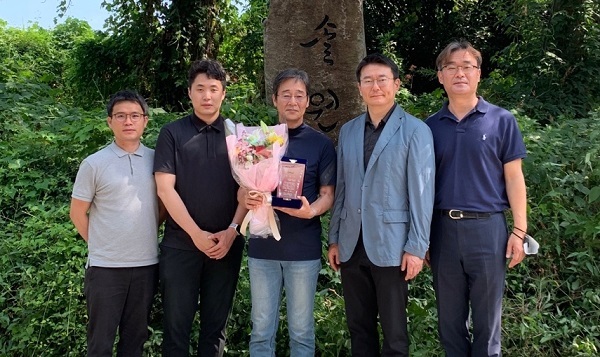 경남 하동과 합천에서 자유방목 동물복지 유정란을 생산해 온 정진후 마이스터(가운데)와 올가홀푸드 강병규 대표(오른쪽에서 두번째)가 관계자들과 함께 올가 마이스터 임명식 기념촬영을 하고 있다. (제공: 풀무원)