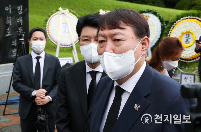 [천지일보=박준성 기자] 국민의힘 대선 예비후보인 윤석열 전 검찰총장이 18일 서울 동작구 국립서울현충원에서 김 전 대통령의 묘역 참배를 마친 뒤 취재진의 질문에 답하고 있다. (제공: 윤석열 캠프) ⓒ천지일보 2021.8.18