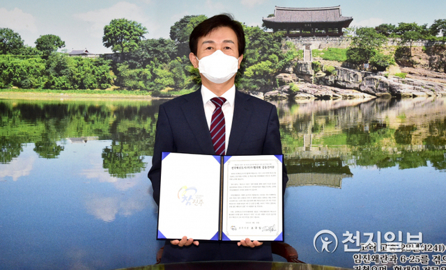 조규일 진주시장이 18일 혁신도시 시즌2와 수도권 공공기관의 조속한 이전을 촉구하는 공동건의문 채택 서명식에 동참하고 있다. (제공: 진주시) ⓒ천지일보 2021.8.19