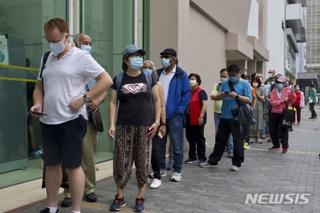 화이자 백신 접종 순서 기다리는 홍콩 시민들[홍콩=AP/뉴시스] 6일 홍콩의 한 코로나19 백신 접종 센터에 시민들이 줄 서서 순서를 기다리고 있다. 홍콩은 포장 결함을 이유로 12일간 접종을 중단했던 화이자 백신의 접종을 이날부터 재개했다.