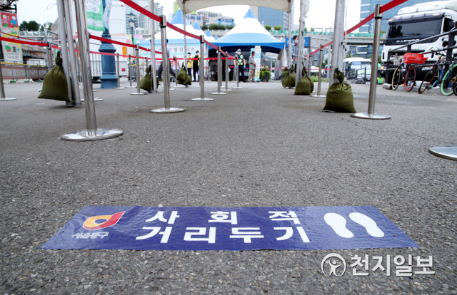 [천지일보=박준성 기자] 국내 신종 코로나바이러스 감염증(코로나19) 신규 확진자가 1930명으로 집계된 14일 오전 서울역 광장에 마련된 임시선별진료소가 한산한 모습이다. 이날 보수단체들이 서울 도심에서 광복절 집회를 예고한 가운데 이동을 통제하는 바리게이트가 설치돼 있다. ⓒ천지일보 2021.8.14