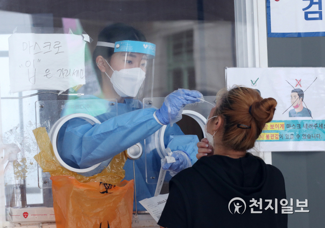 [천지일보=박준성 기자] 국내 신종 코로나바이러스 감염증(코로나19) 신규 확진자가 1930명으로 집계된 14일 오전 서울역 광장에 마련된 임시선별진료소에서 한 시민이 검사를 받고 있다. ⓒ천지일보 2021.8.14