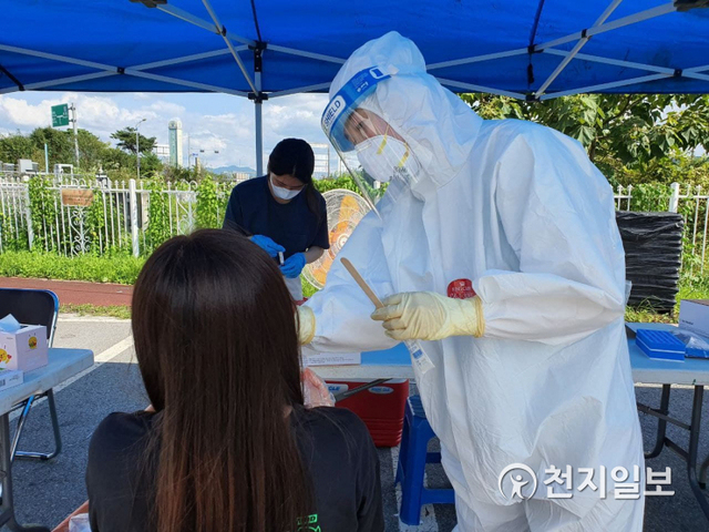 [천지일보 곡성=김도은 기자] 전남 곡성군 옥과면 옥과시장에 차려진 코로나19 임시선별진료소에서 주민들이 지난 17일 오후 검채체취를 하고 있다. ⓒ천지일보 2021.8.19