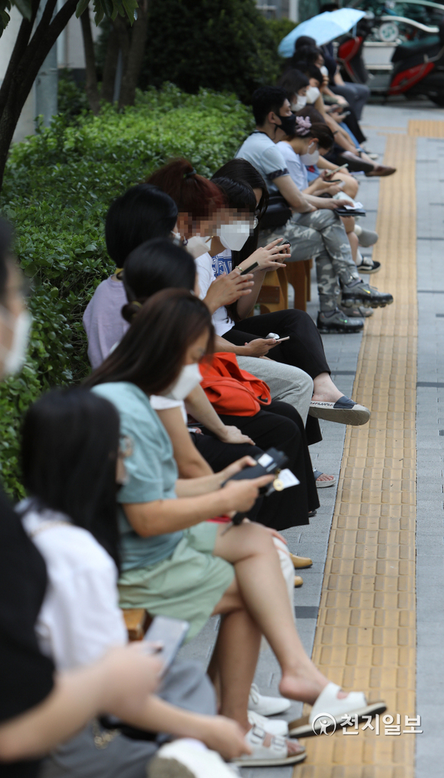[천지일보=남승우 기자] 신종 코로나바이러스 감염증(코로나19) 신규 확진자가 2152명으로 집계된 19일 오후 서울 서대문구 보건소 선별진료소에서 시민들이 코로나19 검사를 받기 위해 대기하고 있다. ⓒ천지일보 2021.8.19