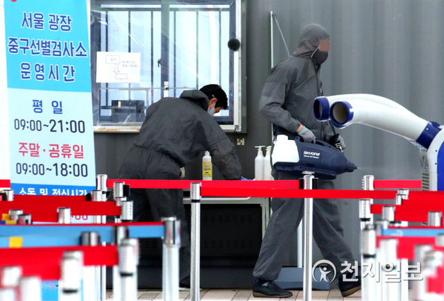 [천지일보=박준성 기자] 국내 신종 코로나바이러스 감염증(코로나19) 신규 확진자가 2052명으로 집계된 20일 오후 서울 서울광장에 설치된 임시선별진료소에서 관계자들이 점심 시간을 이용해 진료소 안팎을 소독하고 있다. ⓒ천지일보 2021.8.20