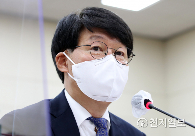 [천지일보=박준성 기자] 안경덕 고용노동부 장관이 14일 서울 여의도 국회에서 열린 환경노동위원회 전체회의에서 의원 질의에 답변하고 있다. (제공: 국회) ⓒ천지일보 2021.7.14