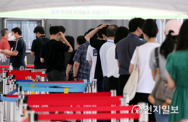 [천지일보=박준성 기자] 국내 신종 코로나바이러스 감염증(코로나19) 신규 확진자가 2052명으로 집계된 20일 오후 서울 서울광장에 설치된 임시선별진료소에서 시민들이 코로나19 검사를 받기 위해 긴 줄을 서서 대기하고 있다. ⓒ천지일보 2021.8.20