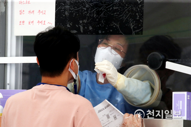 [천지일보=박준성 기자] 국내 신종 코로나바이러스 감염증(코로나19) 신규 확진자가 2052명으로 집계된 20일 오후 서울 서울광장에 설치된 임시선별진료소에서 의료진이 코로나19 검사를 받는 시민의 검체를 채취하고 있다. ⓒ천지일보 2021.8.20
